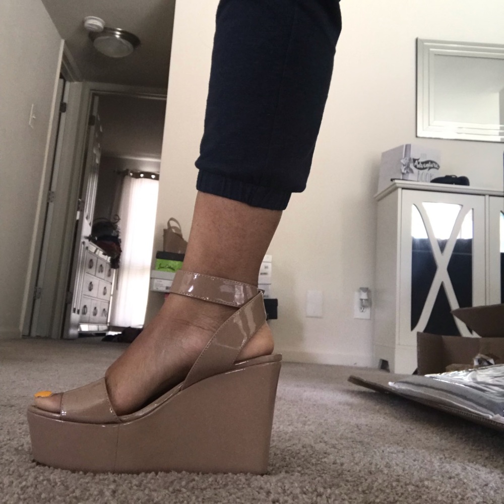 BCBGeneration nude wedges
